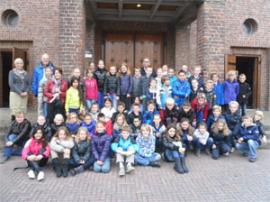 Een aantal kinderen poseerden samen met de rondleiders op de trappen van ons kerkgebouw.