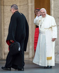 Paus Franciscus begroet de fotograaf vlak voordat hij de synode opent
