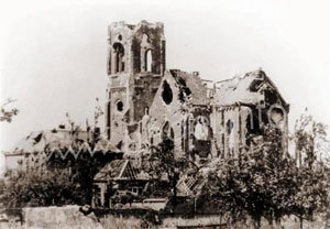 Ruïne van de kerk na de Tweede Wereldoorlog