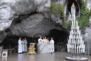 Eucharistieviering bij de grot