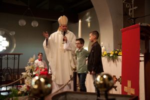 Mgr. Mutsaerts bij de Vormselviering op 11 april 2015 in Velddriel