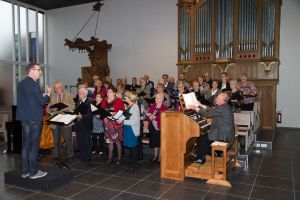 Emanuelkoor uit Rolofarendsveen zingt in Zaltbommel