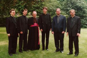 Lichting 1993 was een goed jaar: vlnr. pastoor Janssen, pastoor Kerssemakers, Mgr. Ter Schure, Mgr. Mutsaerts, pastoor Seidel en Mgr. Van den Hout