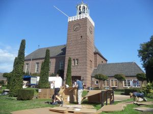 Kerkelijke tieners in krottenwijk