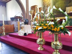 Prachtige bloemstukken en brilliant koper in Zaltbommel