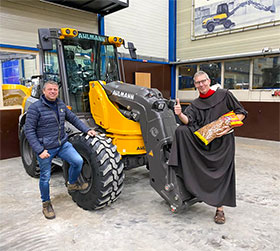 Shovel-lading pepernoten voor jarige pastoor