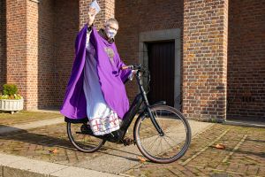 Pastoor Putman maakte meteen een proefritje toen hij op 29 november 2020 zijn nieuwe fiets kreeg bij gelegenheid van zijn vijftigste verjaardag.