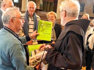 Pater Van Hemert ontvangt een pakket Ammerzodense geschiedenis van Bart van Helvoort