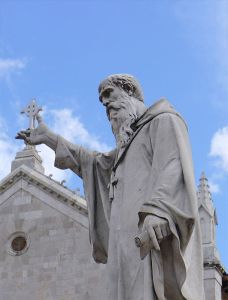 Beeld van Benedictus van Narcia in Assisi